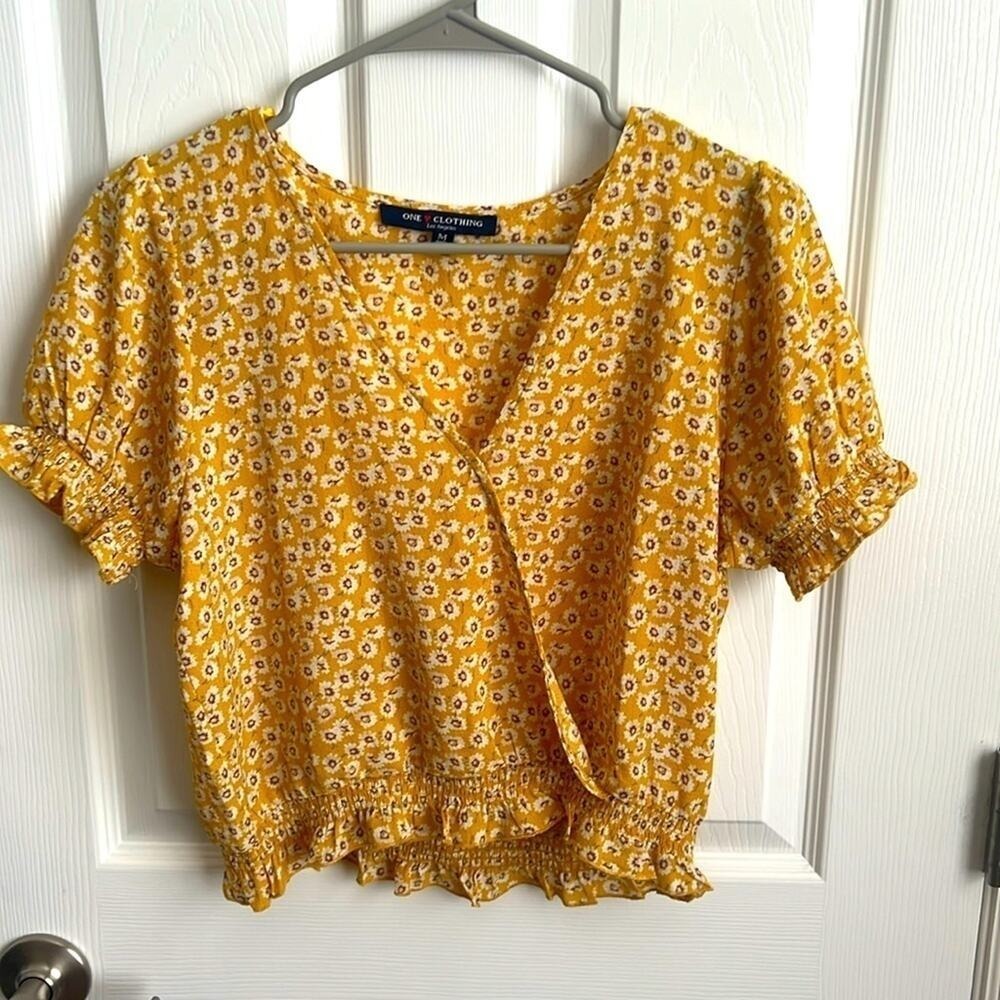 ONE Clothing Floral Wrap Top Ruffle Short Sleeve Blouse Yellow Medium‎